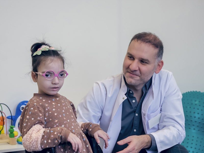 Criança em sessão de fisioterapia
