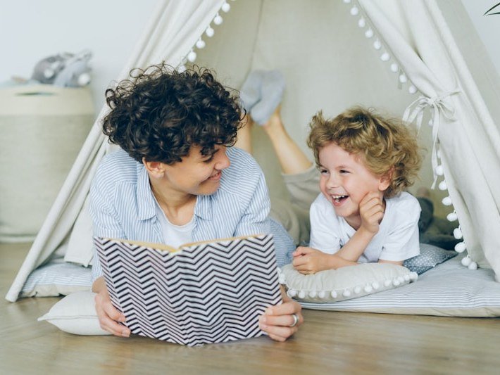 Psicopedagoga lendo com criança