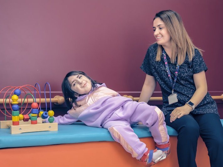 Terapeuta ocupacional brincando com criança